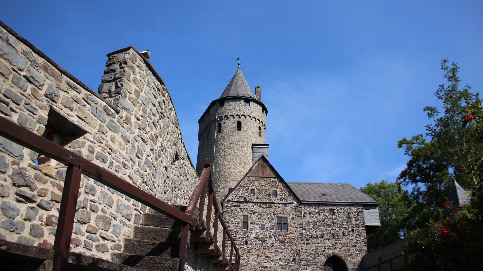 Unterer Burghof mit Sicht auf den Pulverturm. Im Himmel sieht man einen Schmetterling