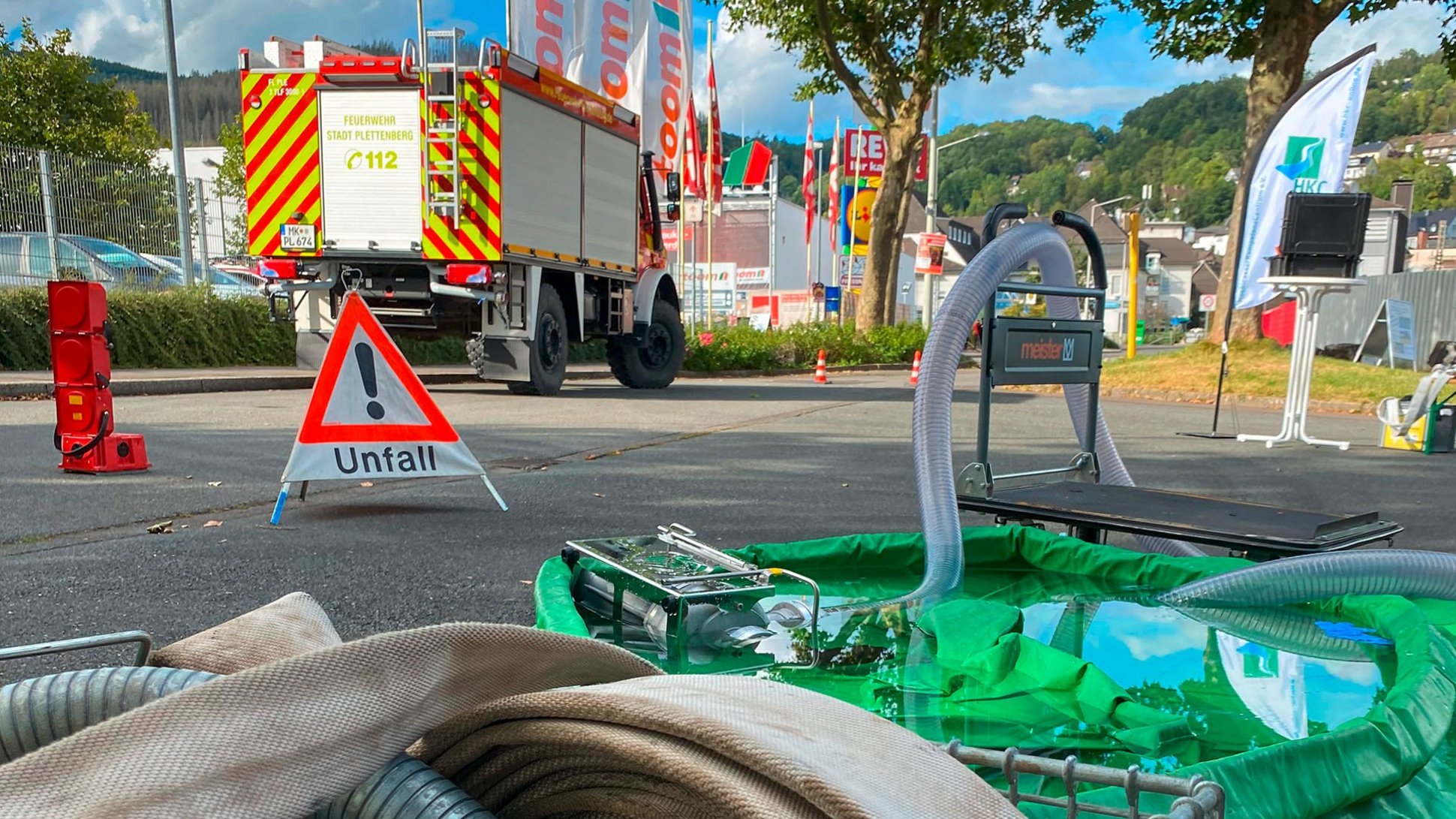 Unfallsituation mit Rettungsfahrzeugen auf einer Straße