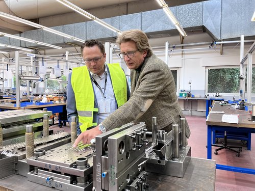 Geschäftsführer Dr.-Ing. Martin Radtke erklärt Landrat Marco Voge die Arbeit der Werkzeugmechaniker bei LANG+MENKE. Foto: Katharina Buschmann / Märkischer Kreis