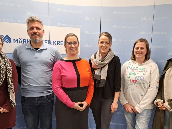 Der neue Jugendamtselternbeirat von links nach rechts: Bianca Clever (Ev. Familienzentrum Unterm Regenbogen, Herscheid), Marcus Vollmann (Ev. Kita Spatzennest, Halver), Theresa Friedrich (Ev. Kita In den Bäumen, Meinerzhagen-Valbert), Jana Altenberger (Kita Füchschen, Meinerzhagen), Denise Brilla (Kita Wansbeckplatz, Schalksmühle), Dilan Yavuz-Frase (DRK Familienzentrum Kierspe). Foto: Matthias Sauerland/ Märkischer Kreis