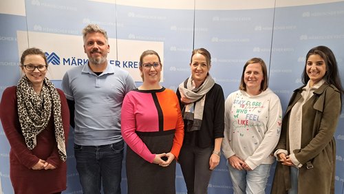 Der neue Jugendamtselternbeirat von links nach rechts: Bianca Clever (Ev. Familienzentrum Unterm Regenbogen, Herscheid), Marcus Vollmann (Ev. Kita Spatzennest, Halver), Theresa Friedrich (Ev. Kita In den Bäumen, Meinerzhagen-Valbert), Jana Altenberger (Kita Füchschen, Meinerzhagen), Denise Brilla (Kita Wansbeckplatz, Schalksmühle), Dilan Yavuz-Frase (DRK Familienzentrum Kierspe). Foto: Matthias Sauerland/ Märkischer Kreis