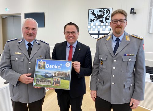 Oberstleutnant Caspar-Friedrich Brauckmann (links), der das Kommando seit Oktober 2020 führte, überträgt die Verantwortung zum 1. Februar an seinen Nachfolger, Oberstleutnant Lars Pfützenreuter aus Werdohl. Landrat Marco Voge überreichte Oberstleutnant Brauckmann ein Präsent. Foto: Alexander Bange / Märkischer Kreis