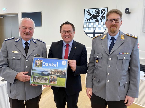 Oberstleutnant Caspar-Friedrich Brauckmann (links), der das Kommando seit Oktober 2020 führte, überträgt die Verantwortung zum 1. Februar an seinen Nachfolger, Oberstleutnant Lars Pfützenreuter aus Werdohl. Landrat Marco Voge überreichte Oberstleutnant Brauckmann ein Präsent. Foto: Alexander Bange / Märkischer Kreis