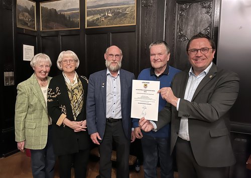 Heimatpreis 2024: Landrat Marco Voge überreicht dem Heimatverein Kierspe die Urkunde. Foto: Alexander Bange / Märkischer Kreis