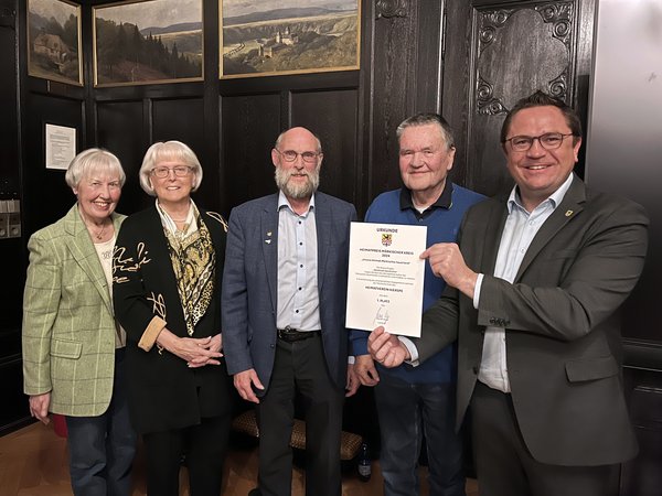 Heimatpreis 2024: Landrat Marco Voge überreicht dem Heimatverein Kierspe die Urkunde. Foto: Alexander Bange / Märkischer Kreis