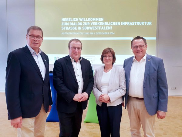 Von links: Ralf Stoffels, Präsident SIHK, Minister Oliver Krischer, Dr. Petra Beckefeld , Direktorin Straßen.NRW und Landrat Marco Voge. Foto: Alexander Bange / Märkischer Kreis