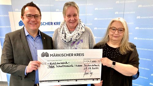 Landrat Marco Voge überreichte Sabine Kapfer und Astrid Lehmann von der Tafel Schalksmühle und Halver einen Scheck der Sozialstiftung über 1.000 Euro. Foto: Ulla Erkens/Märkischer Kreis