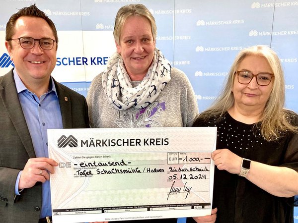 Landrat Marco Voge überreichte Sabine Kapfer und Astrid Lehmann von der Tafel Schalksmühle und Halver einen Scheck der Sozialstiftung über 1.000 Euro. Foto: Ulla Erkens/Märkischer Kreis