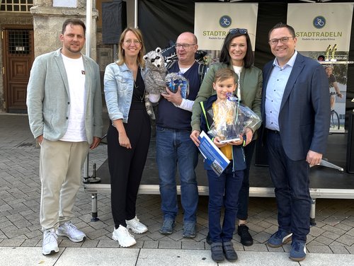 Siegerehrung der kreisweiten "Selfie-Tour" (von links): Raphael Jolly (Radverkehrsbeauftragter MK), Diana Czech (Stadtradeln-Koordinatorin), Rüdiger vom Brocke aus Kierspe (3. Platz), Christina Liehr aus Plettenberg (1. Platz) und Landrat Marco Voge. Foto: Hannah Heyn / Märkischer Kreis