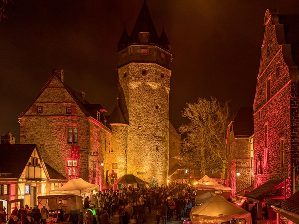 Beim Winter-Spektakulum am ersten Adventswochende erstrahlt die Burg Altena in warmen Farben. Viel Musik, Straßenkünstler und Walk-Acts, Geschichtenerzähler und Feuershows werden über die drei Veranstaltungstage geboten. Foto: Stephan Sensen/Märkischer Kreis