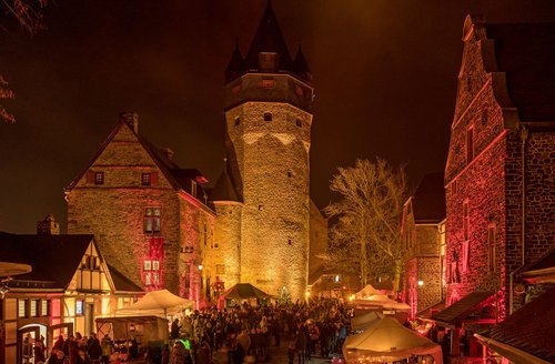 Beim Winter-Spektakulum am ersten Adventswochende erstrahlt die Burg Altena in warmen Farben. Viel Musik, Straßenkünstler und Walk-Acts, Geschichtenerzähler und Feuershows werden über die drei Veranstaltungstage geboten. Foto: Stephan Sensen/Märkischer Kreis