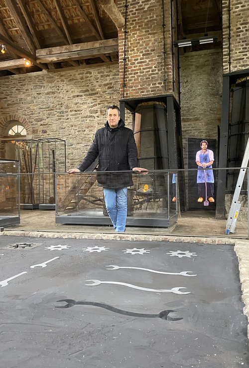 Stephan Sensen, Museumsleiter des Märkischen Kreises, vor der Pepper's Ghost-Projektion in der Luisenhütte. Historische Figuren werden mittels der „Pepper‘s-Ghost“-Technik zu Geschichtenerzählern. Foto: Alexander Bange / Märkischer Kreis