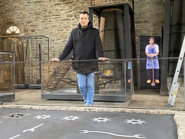 Stephan Sensen, Museumsleiter des Märkischen Kreises, vor der Pepper's Ghost-Projektion in der Luisenhütte. Historische Figuren werden mittels der „Pepper‘s-Ghost“-Technik zu Geschichtenerzählern. Foto: Alexander Bange / Märkischer Kreis