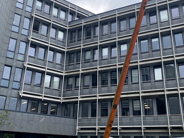 Am rückseitigen Eingang des Kreishauses in Lüdenscheid „An den Tannen“ wird im Juni eine Skulptur abgebaut. Sie stand seit etwa 40 Jahren in diesem Bereich. Foto: Alexander Bange / Märkischer Kreis 