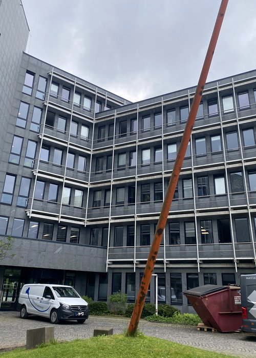 Am rückseitigen Eingang des Kreishauses in Lüdenscheid „An den Tannen“ wird im Juni eine Skulptur abgebaut. Sie stand seit etwa 40 Jahren in diesem Bereich. Foto: Alexander Bange / Märkischer Kreis 