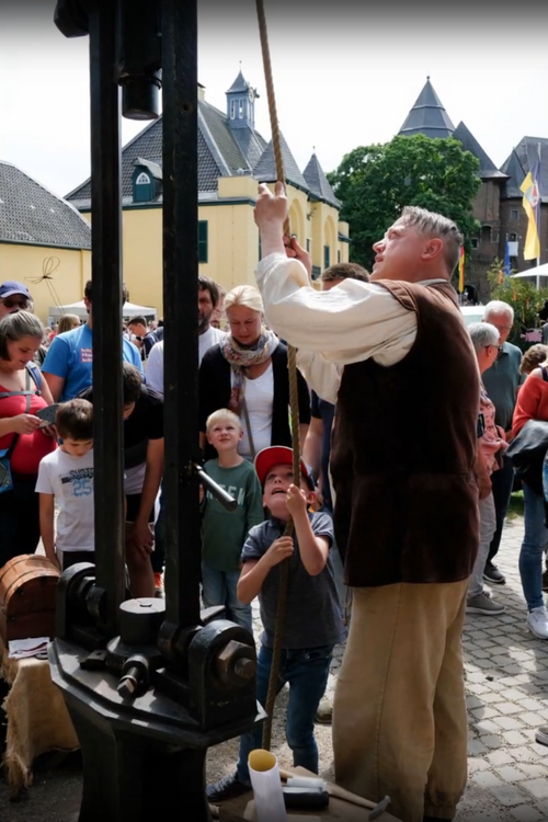 Am Fallhammer können Besucherinnen und Besucher eine eigene Münze prägen. Foto: Christian Stein