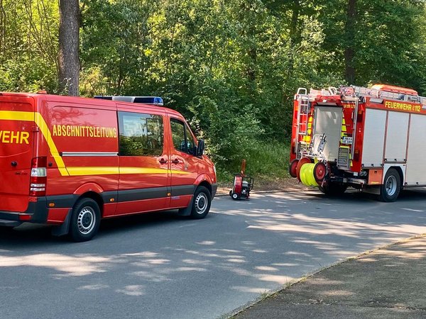 Zwei Einsatzfahrzeuge des Rettungsdienstes am Straßenrand