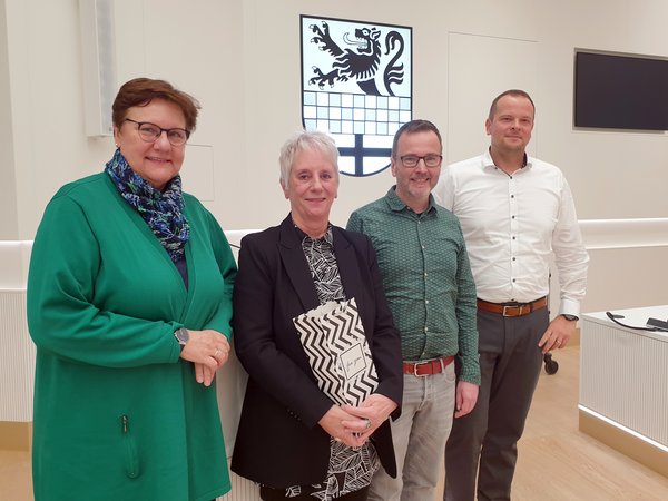 Unser Bild zeigt (von links): Kreisdirektorin Barbara Dienstel-Kümper, Petra Schaller, Ausschuss-Vorsitzender Denis Potschien und André Feuerstein, Fachdienstleiter Kreisentwicklung. Foto: Alexander Bange / Märkischer Kreis