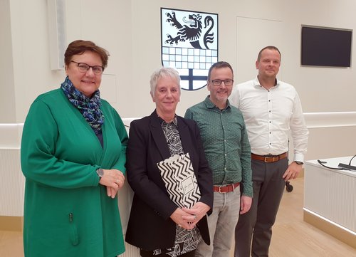 Unser Bild zeigt (von links): Kreisdirektorin Barbara Dienstel-Kümper, Petra Schaller, Ausschuss-Vorsitzender Denis Potschien und André Feuerstein, Fachdienstleiter Kreisentwicklung. Foto: Alexander Bange / Märkischer Kreis