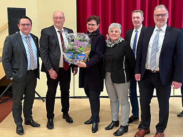 Zur Wiederwahl der Kreisdirektorin Barbara Dienstel-Kümper gratulierten unter anderem (von links): Landrat Marco Voge, Guido Thal (Fachbereichsleiter Zentrale Dienste), Iris Beckmann-Klatt (Fachbereichsleiterin Jugend und Bildung), Kreiskämmerer Kai Elsweier und Horst Peter Hohage (Fachbereichsleiter Öffentliche Ordnung und Bürgerservice). Foto: Alexander Bange / Märkischer Kreis