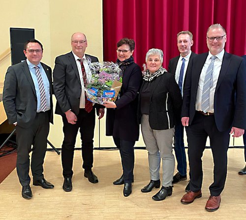 Zur Wiederwahl der Kreisdirektorin Barbara Dienstel-Kümper gratulierten unter anderem (von links): Landrat Marco Voge, Guido Thal (Fachbereichsleiter Zentrale Dienste), Iris Beckmann-Klatt (Fachbereichsleiterin Jugend und Bildung), Kreiskämmerer Kai Elsweier und Horst Peter Hohage (Fachbereichsleiter Öffentliche Ordnung und Bürgerservice). Foto: Alexander Bange / Märkischer Kreis