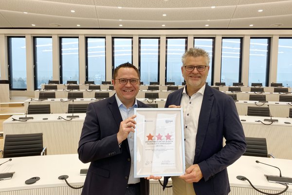 Den dritten Regionale-Stern für das Kunststoff-Institut Lüdenscheid nahm Geschäftsführer Stefan Schmidt entgegen. Foto: Alexander Bange / Märkischer Kreis