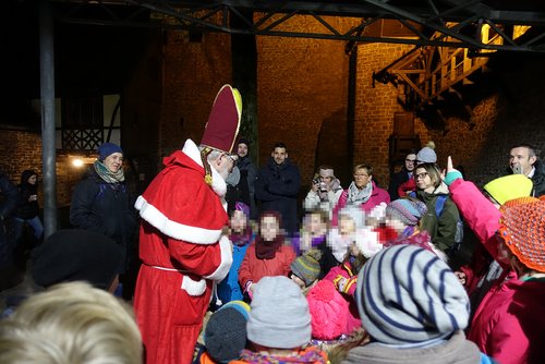 Der Nikolaus hat sich angekündigt: Er ist bei der Lichterführung am 6. Dezember auf Burg Altena dabei. Foto: Bernadette Lange / Märkischer Kreis