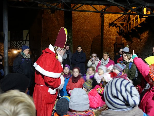 Der Nikolaus hat sich angekündigt: Er ist bei der Lichterführung am 6. Dezember auf Burg Altena dabei. Foto: Bernadette Lange / Märkischer Kreis