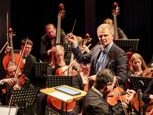 Dirigent Thomas Grote und das Märkische Jugendsinfonieorchester starten im Januar mit einem Konzerten im Festsaal Riesei in Werdohl ins neue Jahr. Foto: Sebastian Sendlak/ Märkischer Kreis