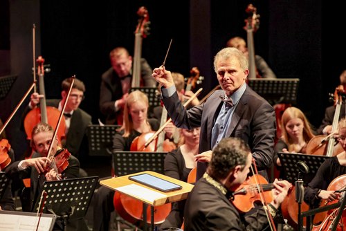 Dirigent Thomas Grote und das Märkische Jugendsinfonieorchester starten im Januar mit einem Konzerten im Festsaal Riesei in Werdohl ins neue Jahr. Foto: Sebastian Sendlak/ Märkischer Kreis