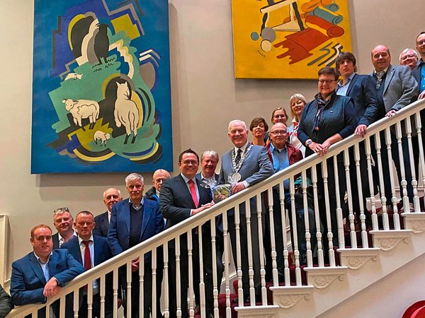 Austausch mit Partnerstadt Wrexham Gruppenbild Treppe Märkischer Kreis