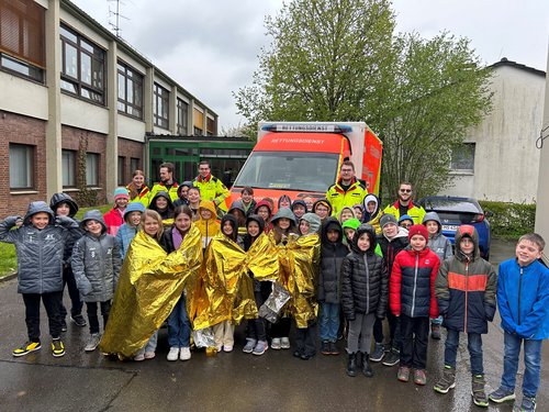 Die Kinder der Grundschule Holthausen in Plettenberg waren die ersten Teilnehmer der neuen Erste-Hilfe-Erziehung für Grundschüler vom Rettungsdienst des Märkischen Kreises. Foto: Märkischer Kreis