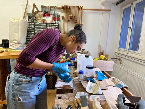 Djenebas Büro liegt in der dritten Etage des Deutschen Drahtmuseums. Die FSJlerin arbeitet hier zum Beispiel an ihren Objekten des Monats. Foto: Eileen Bräuniger / Märkischer Kreis