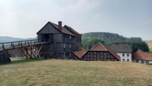 Die Naturparkführung von Michaela Rothhöft führt an der Luisenhütte in Balve-Wocklum vorbei. Foto: Michaela Rothhöft/NSPR