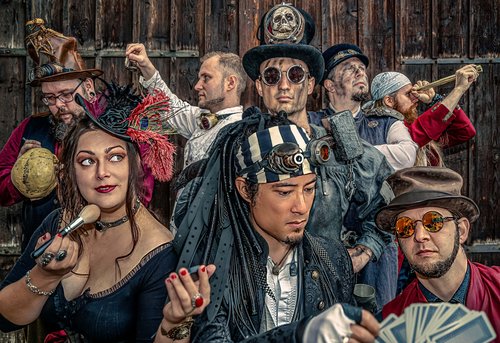 Die Steampunk Folkband Tales of Nebelheym erzählen beim Winter-Spektakulum auf derBurg Altena musikalische Geschichten voller Abenteuer und Magie. Foto: Bastian Nadj Teddy Artwork