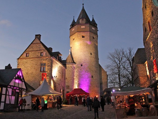 Beim Winter-Spektakulum wird die Burg in romantisches Licht getaucht. Foto: Michelle Wolzenburg/Märkischer Kreis