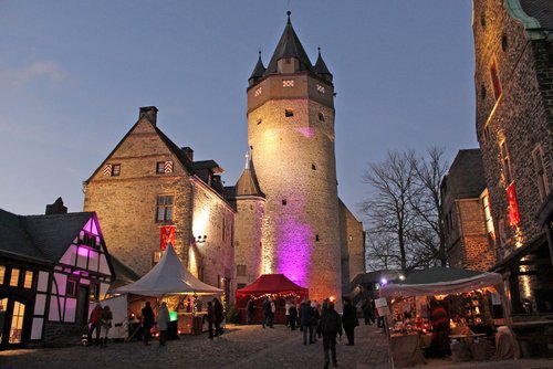 Beim Winter-Spektakulum wird die Burg in romantisches Licht getaucht. Foto: Michelle Wolzenburg/Märkischer Kreis