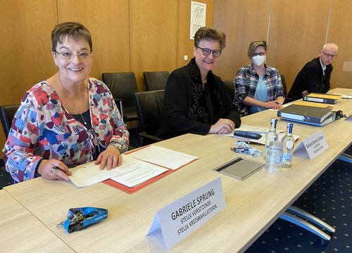 Unser Bild zeigt (von links): Gabriele Sprung, Stellvertretende Kreiswahlleiterin und Stellvertretende Vorsitzende des Wahlausschusses für die Europawahl, Kreisdirektorin Barbara Dienstel-Kümper (Kreiswahlleiterin und Vorsitzende des Wahlausschusses), Schriftführerin Alexandra Gödde und Stellvertretender Schriftführer Martin Suchalla. Foto: Alexander Bange / Märkischer Kreis