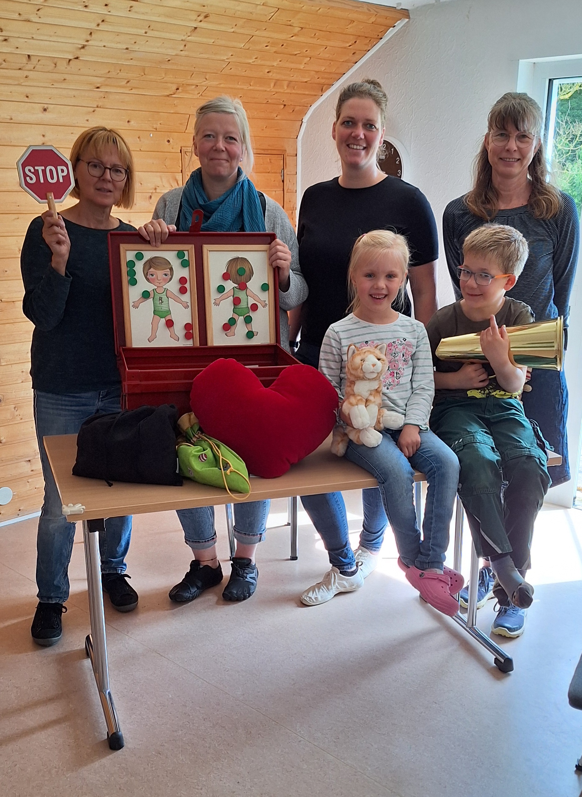 Das Präventionsprojekt „Echte Schätze“ kam in der ev. Kindertageseinrichtung „Unterm Regenbogen“ in Herscheid gut an: Carola Schöneborn, Sonja Schwoch, Rebekka Fuchs, Astrid Schmalenberg, Kalea und Noah.  Foto: Andrea Henze/ Märkischer Kreis