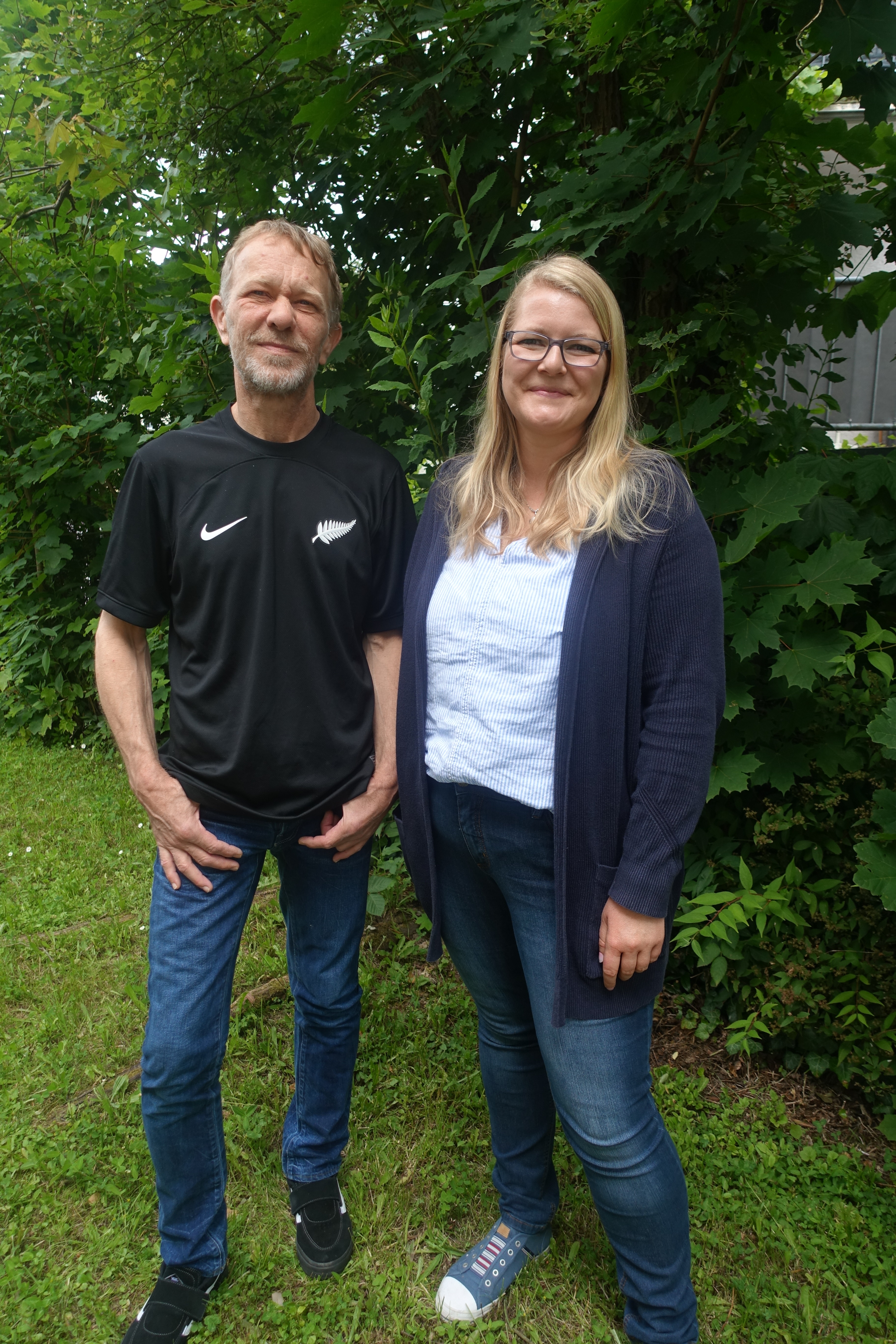 Dirk Hillebrand-Caviola von der Selbsthilfegruppe Freundeskreis Menden und Mareike Deitmerg vom Sozialpsychiatrischen Dienst des Märkischen Kreises engagieren sich für den Aufbau eines Lotsennetzwerkes und werben für das neue Angebot für Menschen mit einer Abhängigkeitserkrankung im nördlichen Kreisgebiet. Foto: Ina Rath von der Selbsthilfekontaktstelle des Märkischen Kreise (Paritätischer Wohlfahrtsverband) 