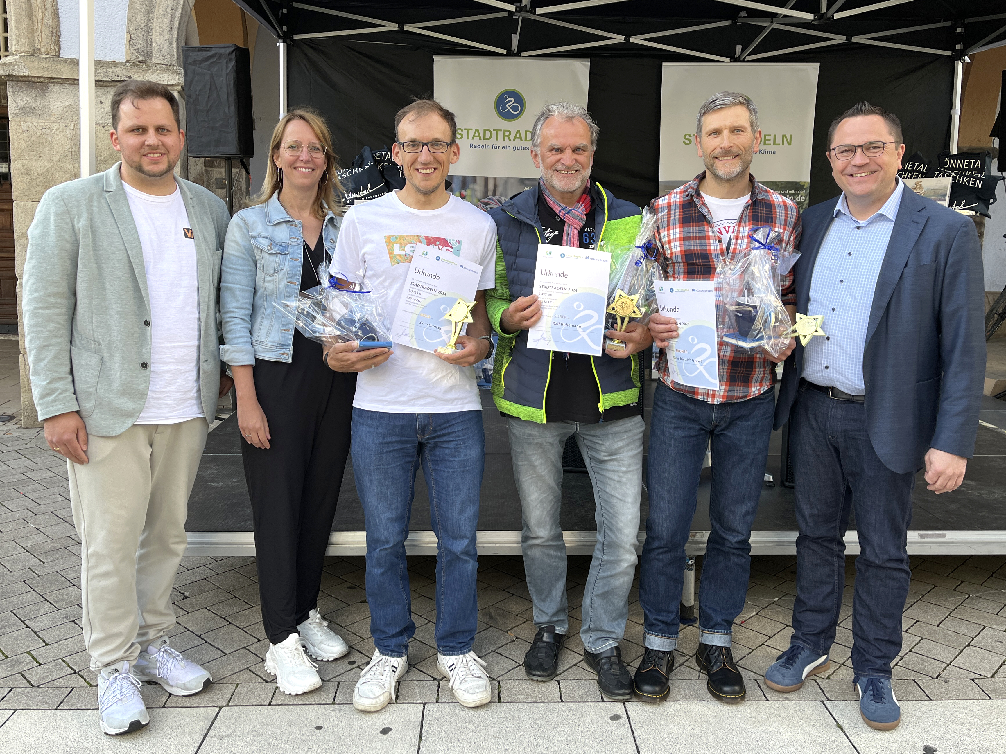 Stadtradeln-Siegerehrung der Einzelsieger (von links): Raphael Jolly (Radverkehrsbeauftragter MK), Diana Czech (Stadtradeln-Koordinatorin), Sven Dunker (1. Platz, Plettenberg), Ralf Bohemann (2. Platz, Iserlohn), Klaus-Dietrich Grawe (3. Platz, Altena) und Landrat Marco Voge. Foto: Hannah Heyn / Märkischer Kreis