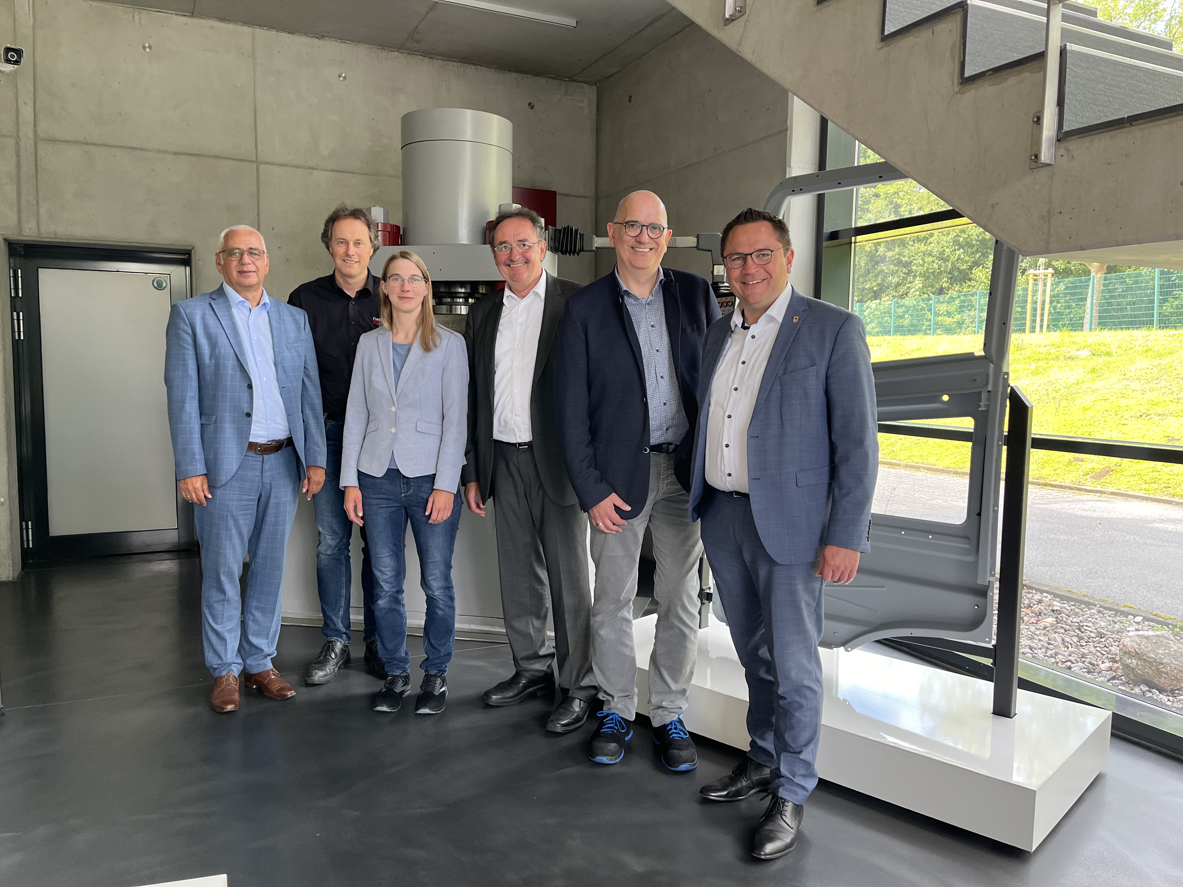 Im Bild (von links): Andreas Becker (GWS MK), Thorsten Junge (Leiter Business Development fischer Hydroforming), Jasmin Graef (GWS MK), Jochen Schröder (Geschäftsführer GWS MK), Dr. Ing. Stefan Geißler (Geschäftsführer fischer Hydroforming) und Landrat Marco Voge. Foto: Katharina Buschmann / Märkischer Kreis