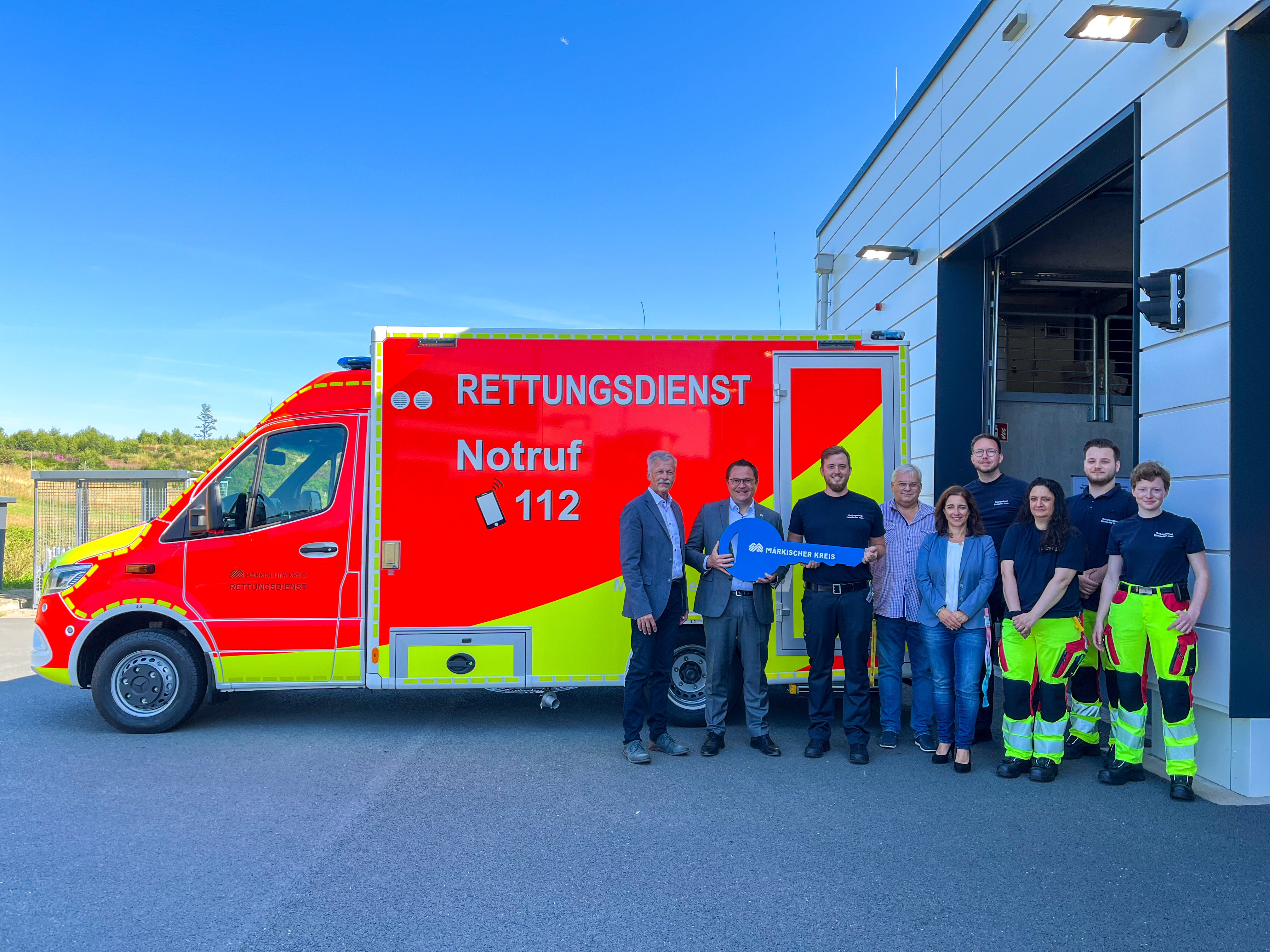 Symbolische KTW-Schlüsselübergabe auf der Rettungswache Rosmart (v.l.n.r.): Uwe Krischer (Regiebetriebsleiter), Landrat Marco Voge, Fabian Wagener (Leiter Rettungswache Rosmart), Ralf Bohnert (Rettungsdienst), Katja Fall (Fachdienstleiterin Rettungsdienst), Florian Tremblau (stellvertretender Leiter Rettungswache Rosmart) und die Notfallsanitäter Stefanie Riesenberg, Joschua Wendorff und Lara Marie Roch. Foto: Hannah Heyn / Märkischer Kreis