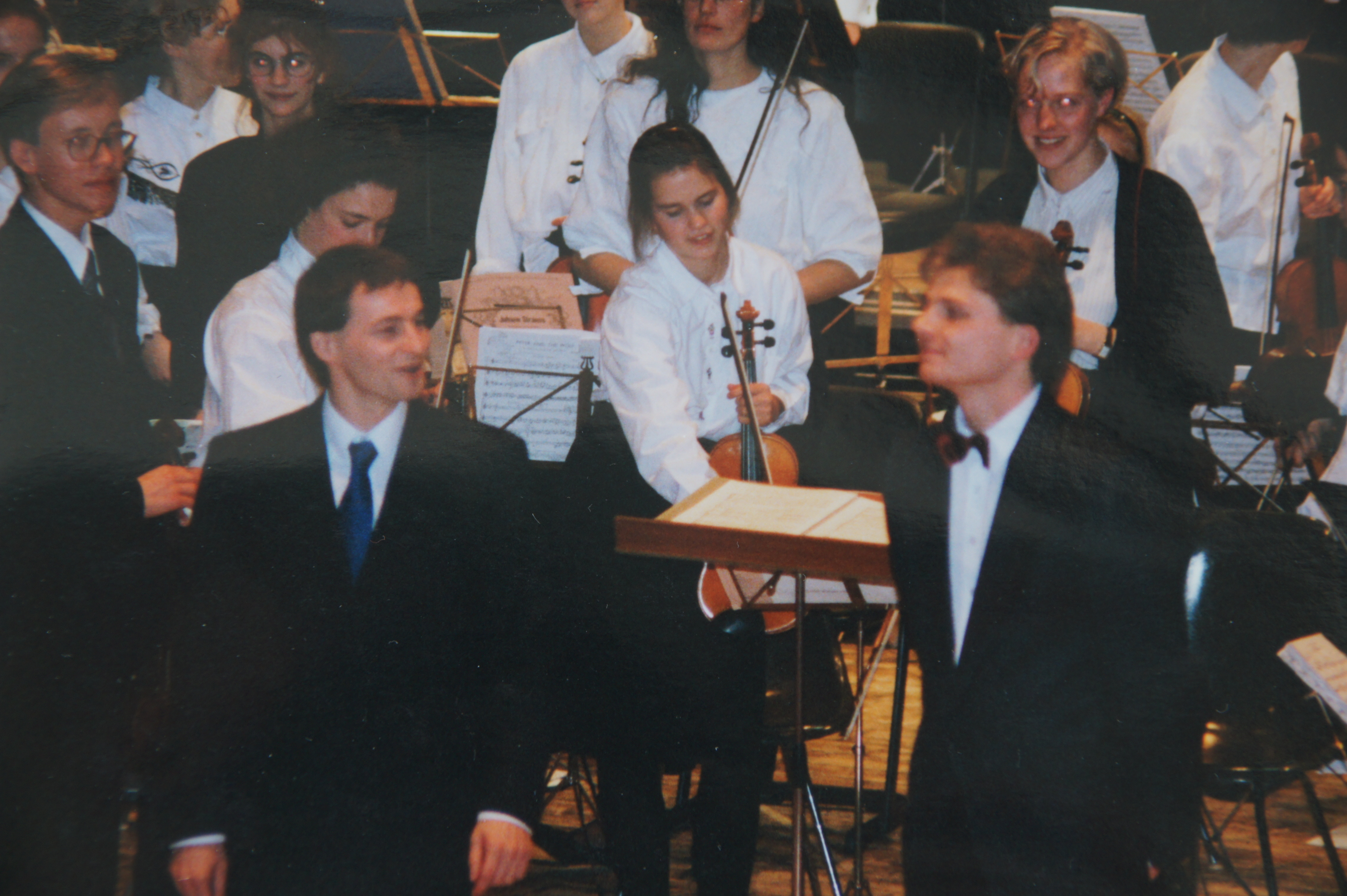 Aus vergangenen Zeiten: Dirigent Gerhard Michalski und Thomas Grote, damals als Cello-Dozent von Anfang an beim MJO präsent. Foto: Märkischer Kreis