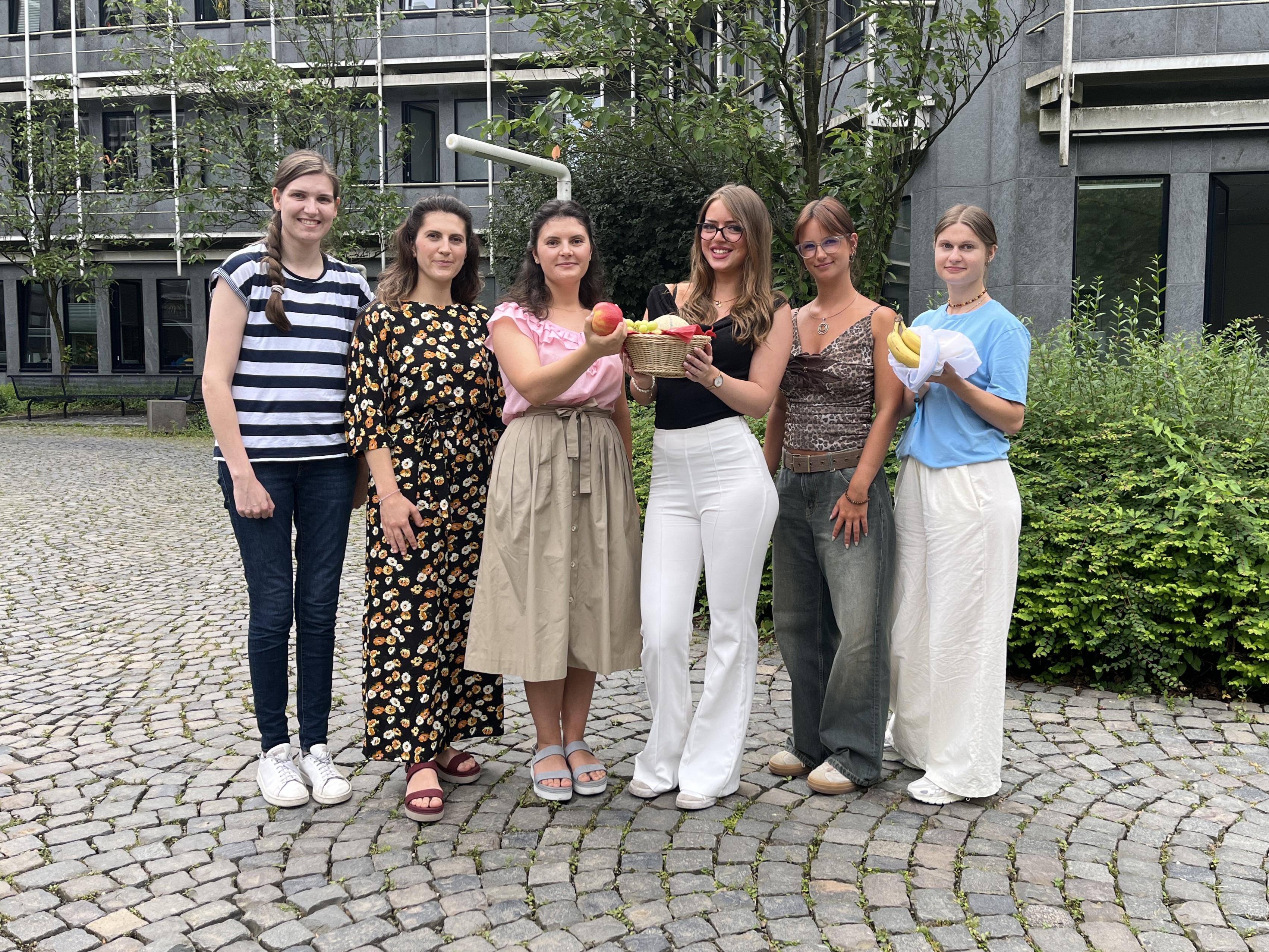 Unser Foto zeigt die Auszubildenden (von links): Franziska Frey, Alina Banica, Iulia Banica, Jetlire Jakupaj, Michelle Bartocha und Sophie Ammelung. Foto: Katharina Buschmann / Märkischer Kreis